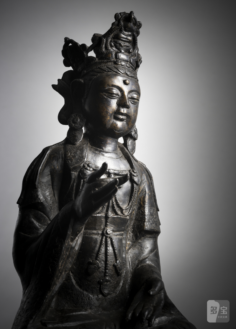 A large bronze figure of Guanyin seated on a lotus pedestal - 图3